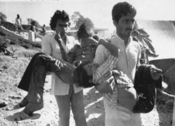 Ralewan membopong korban Tragedi Bhopal, India tahun 1984