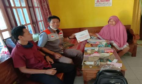 Ramadhan Bebas Hutang (RBH) merupakan salah satu program Rumah Zakat dibulan Ramadhan. Melalui program ini Rumah Zakat berupaya membantu masyarakat untuk melunasi hutangnya. Kali ini, salah satu Penerima Manfaat (PM) yang menerima RBH adalah Soleh.