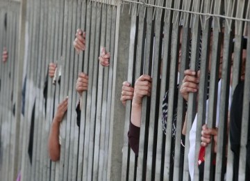 Ramadhan di Palestina. Kaum perempuan harus berjibaku untuk sekadar shalat di Masjid Al Aqsha. Mereka melewati pemeriksaan dari pasukan Israel.