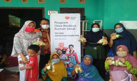 Ramadhan lalu, Rumah Zakat kembali menggulirkan program Berbagi Pangan untuk masyrakat pra sejahtera terdampak pandemi. Dalam pelaksanaannya, Rumah Zakat membagikan sebanyak 110 bungkus paket makanan pada warga di Desa Berdaya Langkap, di kabupaten Brebes,  Kamis (22/4).