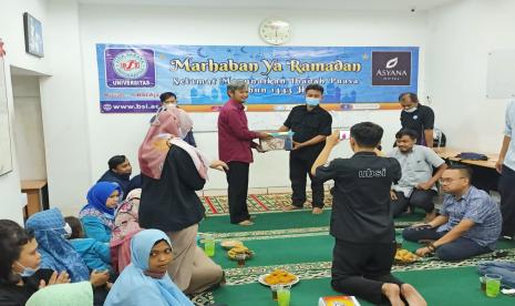 Ramadhan penuh berkah dan kekeluargaan senantiasa dibangun di seluruh staf Universitas BSI (Bina Sarana Informatika). Keberkahan begitu kental terasa saat bersama bercengkrama dalam acara yang penuh kekeluargaan.