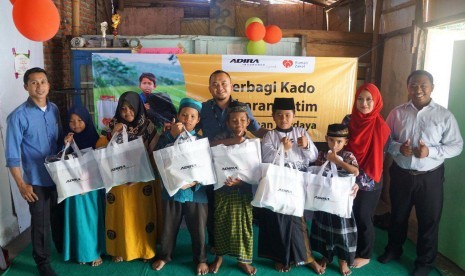 Ramadhan Rumah Zakat bersama Adira Insurance Syariah menyalurkan sebanyak 180 paket Kado Lebaran Yatim (KLY). 