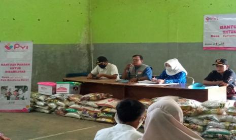 Ramadhan tahun ini, tidak hanya menyalurkan paket buka puasa saja yang dilakukan oleh Panti Yatim Indonesia (PYI). Ia juga menyalurkan bantuan paket sembako kepada Lansia dan Disabilitas. Penyaluran tersebut dilaksanakan di aula Desa Kertamukti, Kecamatan Cipatat, Kabupaten Bandung Barat, Kamis (29/4).