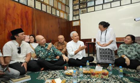 Ramah tamah di tokoh Sunda Popong Otje Djundjunan atau yang akrab disapa Ceu Popong (kanan) di Jalan Cipaganti, Kota Bandung, Jawa Barat, Rabu (4/10/2023).