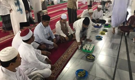 Ramah tamah seusai shalat Shubuh berjamaah di Masjid Agung Al-Falah Sigli, Banda Aceh.