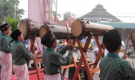 Ramayana Mal Parung bekerjasama dengan Masjid Riyadlush Shalihin Parung menggelar Ngabuburit sambil main Beduk (Ngaduk) 2012 di Mal Parung, Senin (30/7).