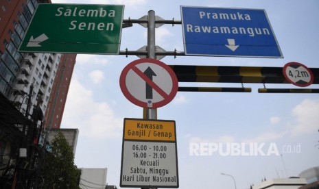 Rambu pembatasan kendaraan ganjil genap terpasang di kawasan Matraman, Jakarta, Ahad (8/9/2019). 