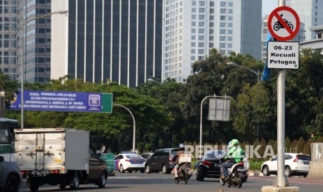 Rambu-rambu lalu lintas larangan kendaraan bermotor sudah terpasang di Jalan Jenderal Sudirman, Jakarta, Kamis (28/4). (Republika/Yasin Habibi) 