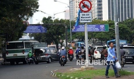 Rambu-rambu lalu lintas larangan kendaraan bermotor sudah terpasang di Jalan Jenderal Sudirman, Jakarta, Kamis (28/4). (Republika/Yasin Habibi)