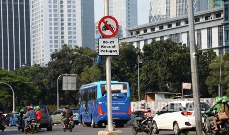 Rambu-rambu lalu lintas larangan kendaraan bermotor sudah terpasang di Jalan Jenderal Sudirman, Jakarta, Kamis (28/4). (Republika/Yasin Habibi)