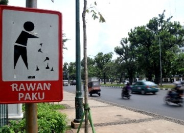 Rambu ranjau paku di Jalan Medan Merdeka, Jakarta Pusat.