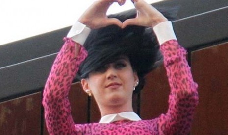 Rambut Katy Perry tertiup angin