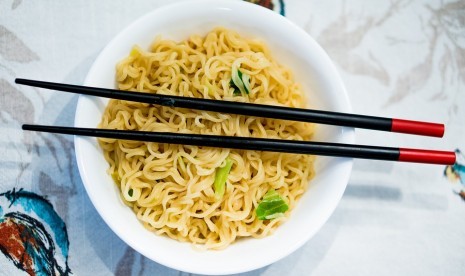 Ramen instan. Ramen mengandung kadar garam yang cukup tinggi.