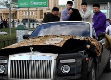 Ramzan Kadyrov (kanan) saat konvoi menggunakan Rolls-Royce untuk memamerkan mangkuk diduga peninggalan Nabi Muhammad SAW.