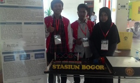 Rana Bouzida, Riffal Ruchiandrean, Sulkhan Arrosyid, mahasiswa Fisika UI pembuat project pemenen energi di stasiun Bogor.