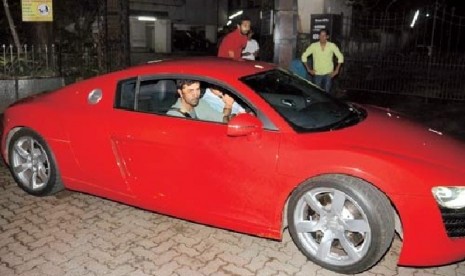 Ranbir Kapoor dan salah satu mobil mewahnya