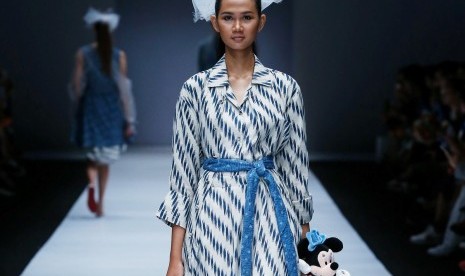 Rancangan Didiet Maulana untuk koleksi Mickey Mouse di panggung Jakarta Fashion Week. Didiet memberi tips padu padan batik.