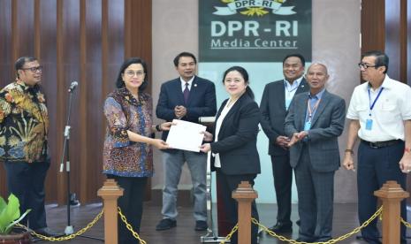 Rancangan UU Penetapan Perppu No 1 tahun 2020 diserahkan oleh Menteri Keuangan Sri Mulyani kepada Ketua DPR RI Puan Maharani, Kamis (2/4),  di gedung Nusantara 3 DPR RI. Sri Mulyani ditemani Menkumham Yasona Laoly diterima oleh Puan Maharani yang didampingi wakil ketua DPR RI Aziz Syamsudin dan Rachmat Gobel.