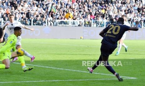 Randal Kolo Muani dari Juventus mencetak gol 1-1 selama pertandingan sepak bola Serie A Italia Juventus FC vs Empoli FC di Stadion Allianz di Turin, Italia, 02 Februari 2025.