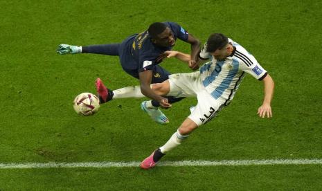  Randal Kolo Muani dari Prancis (kiri) dan Nicolas Tagliafico dari Argentina bertabrakan saat mereka memperebutkan bola pada pertandingan sepak bola final Piala Dunia antara Argentina dan Prancis di Stadion Lusail di Lusail, Qatar, Ahad (18/12/2022). 