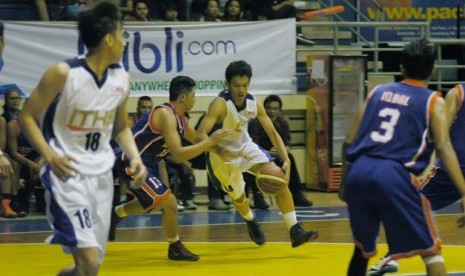 Randika dari Institut Teknologi Harapan Bangsa (ITHB) berusaha menerobos pertahanan Widyatama pada pertandingan basket Liga Mahasiswa (Lima) di GOR C'Tra Arena Bandung, Sabtu (20/10)