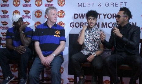 Randy Nidji (kedua kanan) dalam konferensi pers dengan legenda Manchester United beberapa waktu lalu.