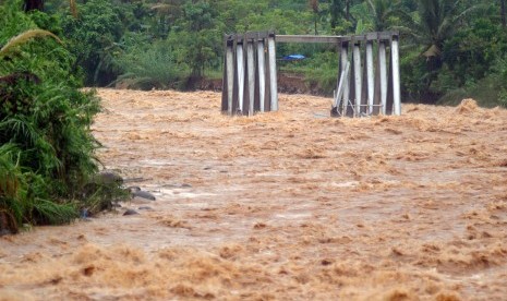 Rangka jembatan hanyut terbawa arus sungai yang meluap di Kelurahan Baringin, Lubuk Kilangan, Padang, Sumatera Barat, Jumat (2/11/2018).