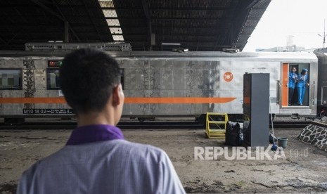 Rangkaian baru kereta api Argo Parahyangan memasuki stasiun Bandung, Jawa Barat, Kamis (1/3).