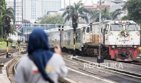 Rangkaian baru kereta api Argo Parahyangan memasuki stasiun Bandung, Jawa Barat, Kamis (1/3). 