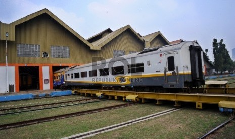  Rangkaian gerbong kereta ditarik saat akan dilakukan perbaikan di Balai Yasa, Manggarai, Jakarta, Rabu (1/7).