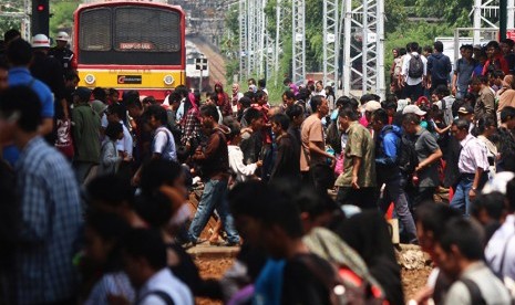 Rangkaian gerbong Kereta Rel Listrik (KRL) memasuki Stasiun Manggarai di Jakarta, Rabu (30/12).