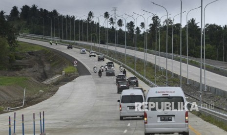 Rangkaian kendaraan Presiden Joko Widodo melintasi jalan tol Manado-Bitung di Sulawesi Utara, Jumat (5/7/2019). (Antara/Puspa Perwitasari)