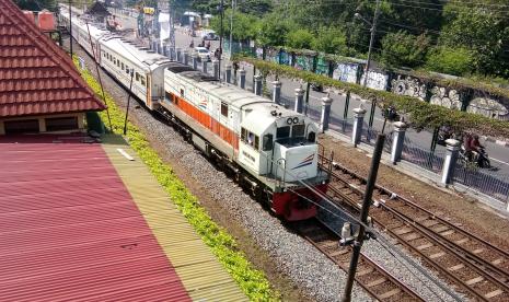 Rangkaian kereta api jarak jauh. 