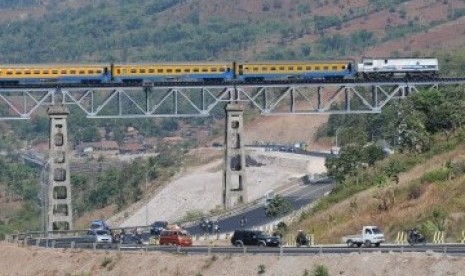 Rangkaian kereta Api (KA) melintas di Jalan Lingkar Nagreg