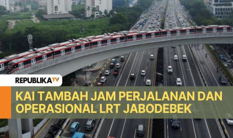 Rangkaian kereta Light Rail Transit melintasi jembatan lengkung di Jakarta, Kamis (3/8/2023).