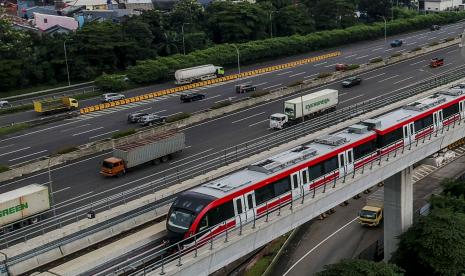 Rangkaian kereta listrik ringan atau Light Rail Transit (LRT) Jabodebek saat berada di Stasiun LRT Kampung Rambutan, Jakarta.