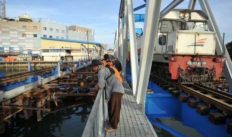 Rangkaian kereta melintas di jembatan kereta api.