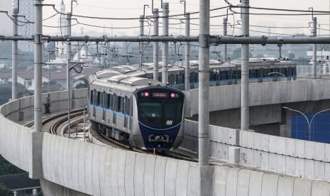 Rangkaian kereta Moda Raya Terpadu (MRT) Lebak Bulus-Bundaran HI melintas di Stasiun Fatmawati, Jakarta. Korsel menanam investasi dalam pembangunan MRT rute Fatmawati-Kampung Rambutan.