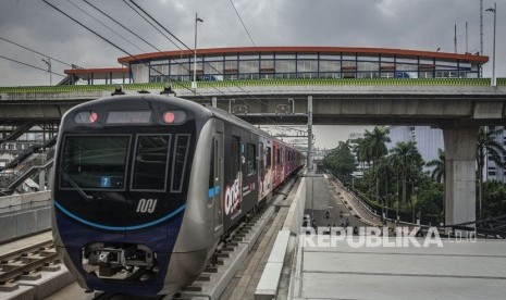 Rangkaian kereta MRT melintas di bawah Halte Transjakarta Centrale Stichting Wederopbouw (CSW) koridor 13. Kerja sama dengan BMKG akan membuat manajemen mendapat data lebih valid gejala alam yang berdampak keselamatan MRT