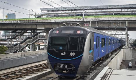 Rangkaian kereta MRT melintas di Stasiun MRT ASEAN, Jakarta Selatan, Sabtu (13/2/2021). 