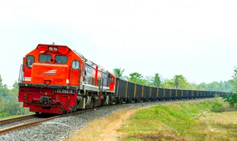 Rangkaian kereta pengangkut batu bara di wilayah Sumatra Selatan.