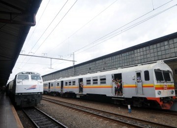 Rangkaian kereta rel listrik (KRL) di Stasiun Pasar Senen, Jakarta, Senin (23/1). (Republika/Wihdan Hidayat)