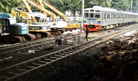 Rangkaian Kereta Rel Listrik (KRL) melintas di perlintasan KA Kanal Barat, Jalan Latuharhary, Jakarta, Selasa (22/1). (Republika/Adhi Wicaksono)