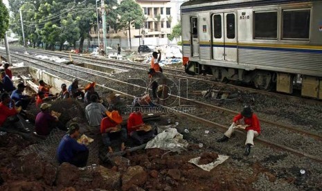 Rangkaian Kereta Rel Listrik (KRL) melintas di perlintasan KA Kanal Barat, Jalan Latuharhary, Jakarta, Selasa (22/1). (Republika/Adhi Wicaksono)