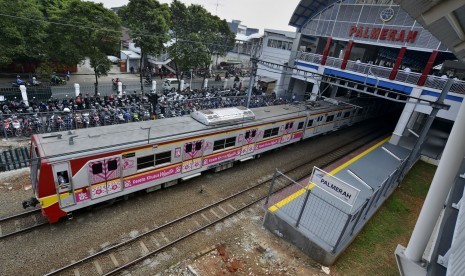 Rangkaian Kereta Rel Listrik (KRL) melintas di Stasiun KA Palmerah, Jakarta Barat, Senin (6/7). 