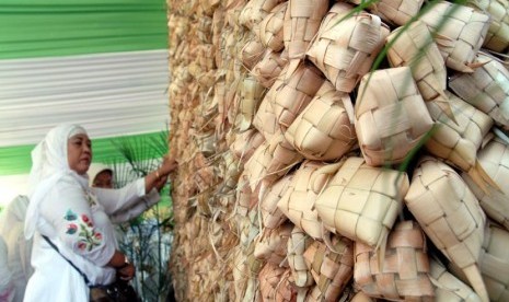  Rangkaian ketupat saat acara peringatan Lebaran Ketupat (Agung Fatma Putra/Republika)