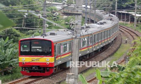 Rangkaian KRL Commuter Line melintas di Jombang, Ciputat Tangerang Selatan, Banten. PT KAI Commuter mencatat penurunan jumlah penumpang kereta rel listrik (KRL) pada pekan pertama PPKM level 3. VP Corporate Secretary KAI Commuter Anne Purba mengatakan dari data jumlah pengguna, tercatat pengguna KRL berkurang terutama pada hari kerja pada pekan pertama berlakunya PPKM level 3. 