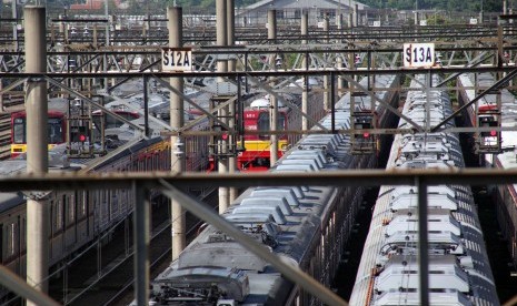 Rangkaian KRL Commuterline terparkir di Dipo Depok, Depok, Jawa Barat, Rabu (3/4/2019). 