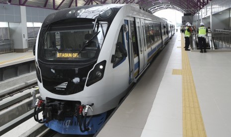 Rangkaian Light Rail Transit (LRT) Palembang berada di Stasiun Bumi Sriwijaya, Palembang, Sumatra Selatan, Jumat (13/7).