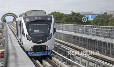 Light Rail Transit (LRT) Palembang is heading to Jakabaring station, Palembang, South Sumatra, Sunday (May 27). 